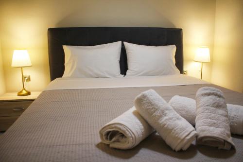 - un lit avec 2 serviettes de toilette dans l'établissement SUNSET Luxury Accommodation, à Verga Kalamata