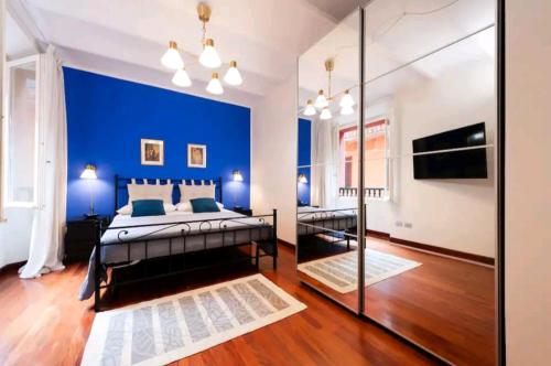 um quarto com uma parede em tons de azul e uma cama em Maison Indipendenza em Bolonha