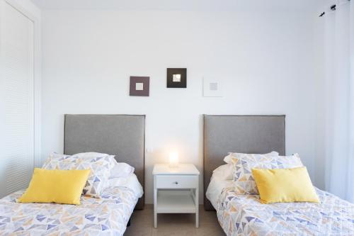 Ένα ή περισσότερα κρεβάτια σε δωμάτιο στο Home2Book Sea Front Duplex Terrace Pool