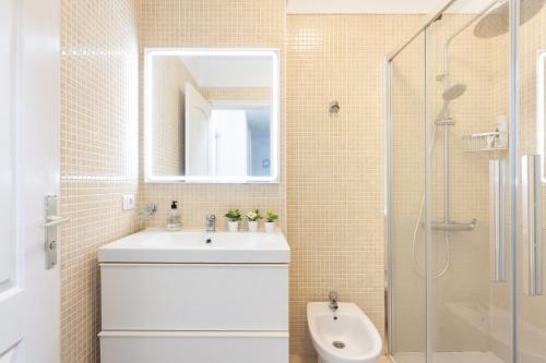 Ένα μπάνιο στο Home2Book Sea Front Duplex Terrace Pool