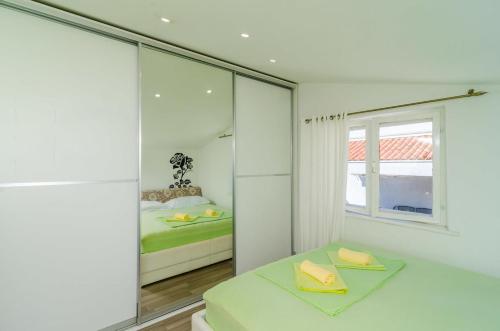 - une chambre blanche avec un lit et une fenêtre dans l'établissement Sunny Rooms, à Dubrovnik