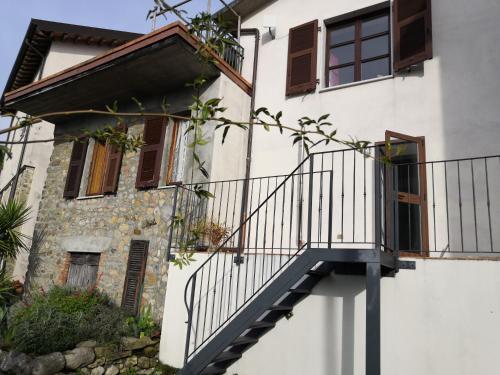 uma casa com uma escada ao lado em Olivola : maison entière dans un cadre magnifique em Olivola