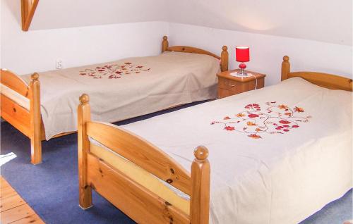 ein Schlafzimmer mit 2 Betten und einer roten Lampe in der Unterkunft Stunning Home In Szteklin With 3 Bedrooms in Szteklin