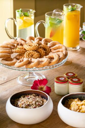 uma mesa posta com uma torta e algumas bebidas em Country House La Bursch em Campiglia Cervo