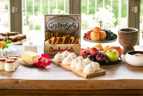 uma mesa com um buffet de comida e sobremesas em Country House La Bursch em Campiglia Cervo