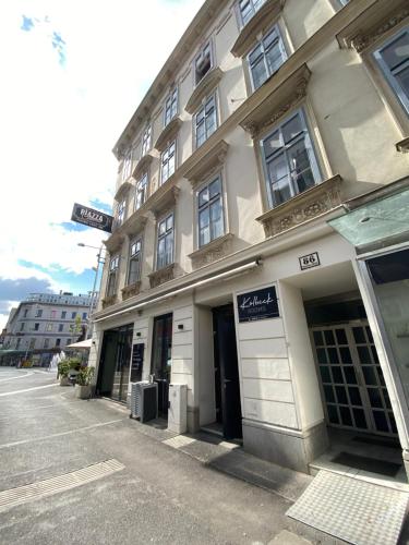 un edificio en una calle con un letrero en ella en Kolbeck Rooms, en Viena