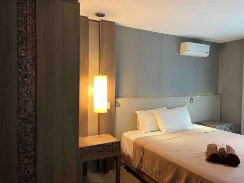 1 dormitorio con 1 cama con luz encendida en Brisas do Lago - Apartamento 3, en Brasilia