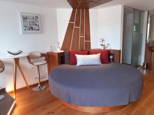 um quarto com uma cama grande e almofadas vermelhas em Appartement Wettersteinblick em Seefeld no Tirol