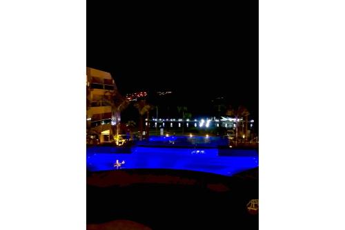 - Vistas a la piscina por la noche en Brisas do Lago - Apartamento 2, en Brasilia
