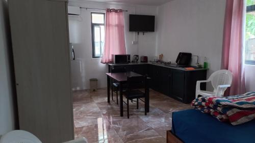 TV a/nebo společenská místnost v ubytování SeaView Studio - La Gaulette