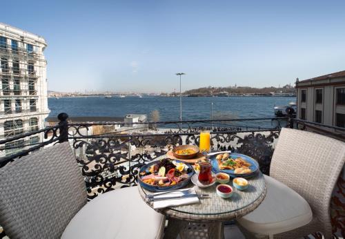 ein Tablett mit Speisen auf einem Tisch auf einem Balkon in der Unterkunft The Wings Hotel Istanbul in Istanbul