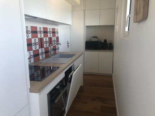 kuchnia ze zlewem i kuchenką górny piekarnik w obiekcie La Villa B w mieście Banyuls-sur-Mer