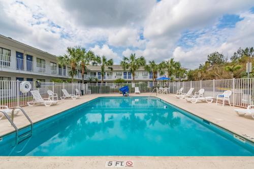 Бассейн в Motel 6-Ft. Pierce, FL или поблизости