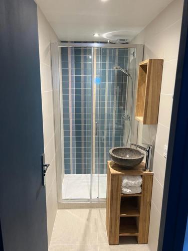 une salle de bain avec un lavabo et une douche dans l'établissement La Villa B, à Banyuls-sur-Mer