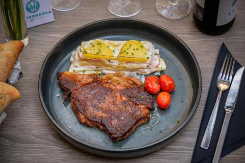 Makanan di atau berdekatan hotel