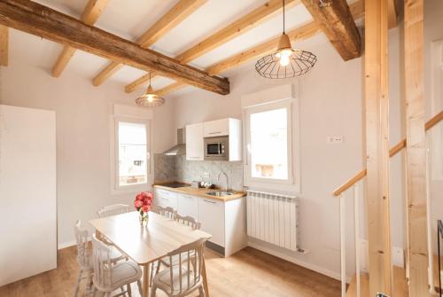 a kitchen and dining room with a table and chairs at Catapeixe Holiday Apartments in Redondela