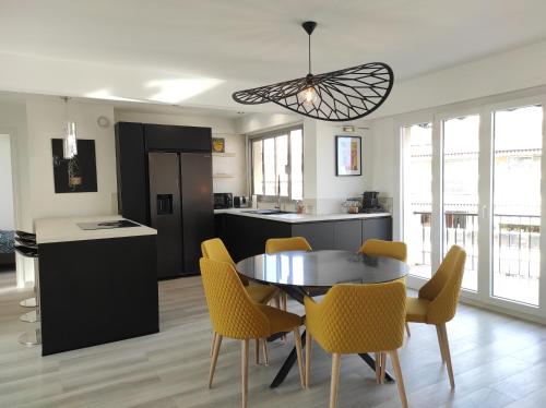 une cuisine et une salle à manger avec une table et des chaises dans l'établissement Rooftop condo RAMSES, à Antibes