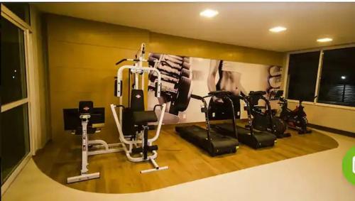 a gym with several exercise bikes in a room at Apartamento em Ilhéus próximo as Praias in Ilhéus