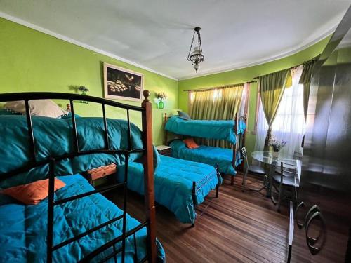 sypialnia z 2 łóżkami piętrowymi i stołem w obiekcie Residencial Campo Verde w mieście La Serena