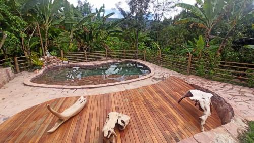 een hot tub op een houten terras met dierenschedels bij Sítio Monte Alegre in Ibicoara