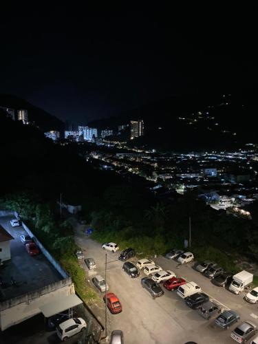 um parque de estacionamento à noite com carros estacionados nele em 9293 Taman Sri idaman em Ayer Itam