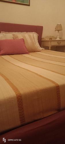 Bett in einem Hotelzimmer mit 2 Betten in der Unterkunft B&B LEO'S in Cagliari