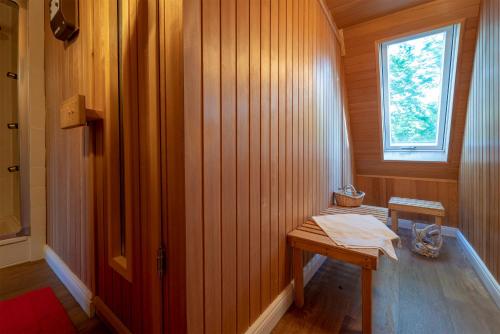 een kleine houten kamer met een tafel en een raam bij Ehemaliges Gutshaus Oevelgönne 