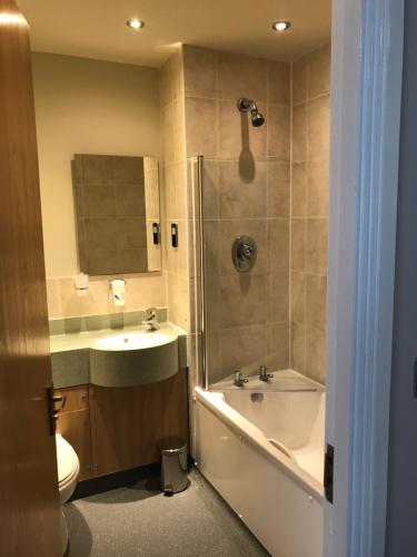 uma casa de banho com um lavatório, um chuveiro e um WC. em Crown, Droitwich by Marston's Inns em Droitwich Spa