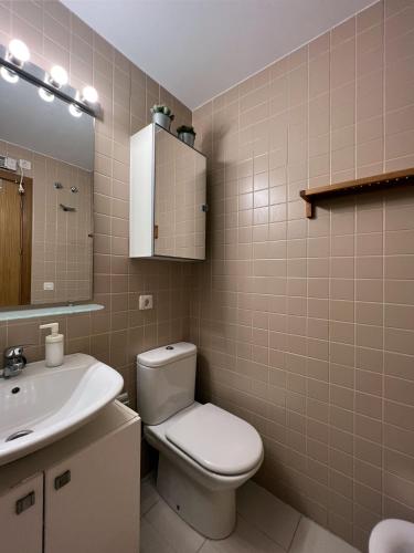 a bathroom with a toilet and a sink at Apartamento en la playa de Valdelagrana in El Puerto de Santa María