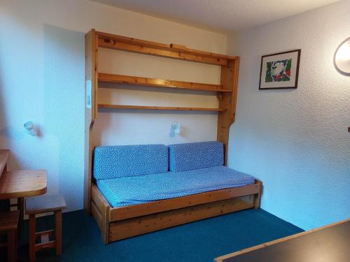 een kleine kamer met een stapelbed met blauwe lakens bij Studio Les Arcs 1800, 1 pièce, 2 personnes - FR-1-411-136 in Arc 1800