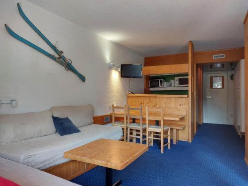 un salon avec un canapé et une table dans l'établissement Appartement 2 pièces pour 5 personnes aux Arcs 1800 avec balcon et Wifi - FR-1-411-218, à Arc 1800