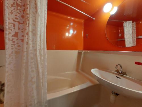 une salle de bain avec un rideau de douche et un lavabo dans l'établissement Appartement 2 pièces pour 5 personnes aux Arcs 1800 avec balcon et Wifi - FR-1-411-218, à Arc 1800