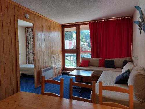 un salon avec un canapé et une table dans l'établissement Appartement 2 pièces pour 5 personnes aux Arcs 1800 avec balcon et Wifi - FR-1-411-218, à Arc 1800