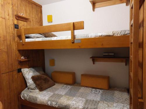 - une chambre avec 2 lits superposés dans une cabine dans l'établissement Appartement 4 Cristaux, 2 pièces, 6 pers, proche piste, commerces et ESF – Arc 1800 - FR-1-411-637, à Arc 1800