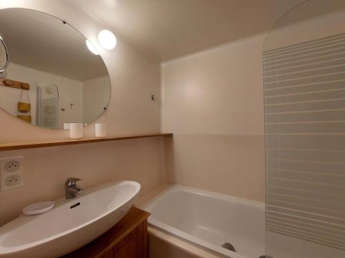 une salle de bain avec un lavabo, une baignoire et un miroir dans l'établissement Appartement 4 Cristaux, 2 pièces, 6 pers, proche piste, commerces et ESF – Arc 1800 - FR-1-411-637, à Arc 1800