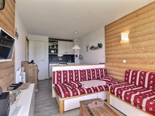 Uma área de estar em Appartement Belle Plagne, 3 pièces, 6 personnes - FR-1-455-110