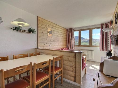 Photo de la galerie de l'établissement Appartement cosy 6 pers, au pied des pistes, proche commerces, avec terrasse et lave-linge - FR-1-455-110, à Belle Plagne