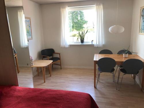 ein Zimmer mit einem Tisch und Stühlen sowie einem Esszimmer in der Unterkunft Kærly in Ringe