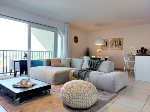 een woonkamer met een bank en een tafel bij Duplex Villa Capricia appartement met zwembad Nieuwpoort Jachthaven in Nieuwpoort