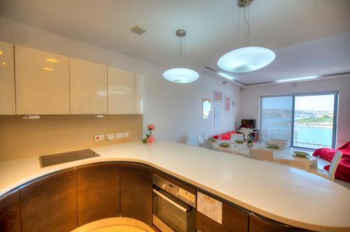 cocina y sala de estar con encimera grande en Bright and spacious 3 bedroom apartment with breathtaking views - GOSLM5, en Sliema