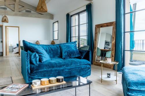 un canapé bleu dans un salon avec une table dans l'établissement VILLA ELBA, à Brando