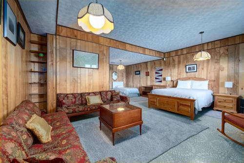 pokój hotelowy z łóżkiem i kanapą w obiekcie Melton Away - Knoxville/Oak Ridge w mieście Knoxville