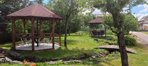 a gazebo and a bench in a park at B&B Talstation Ferienwohnung für 2 Personen in Hörselberg-Hainich