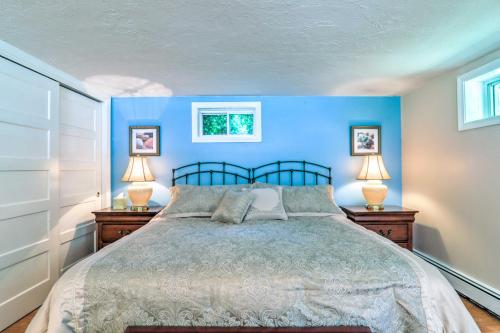 1 dormitorio con paredes azules y 1 cama con 2 lámparas en Charming Cape Cod Apartment 2 Mi to Monument Beach, en Bourne