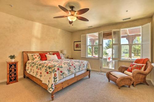 um quarto com uma cama e uma ventoinha de tecto em Incredible Templeton Retreat with Private Pool! em Templeton