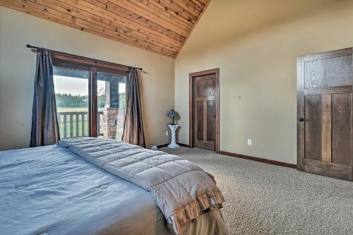 Ένα ή περισσότερα κρεβάτια σε δωμάτιο στο Northern Bay Resort Home - Half-Mi to Lake!