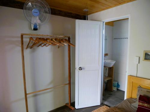 Zimmer mit Ventilator und weißer Tür in der Unterkunft Xô Xôn Homestay in Kon Rơbang