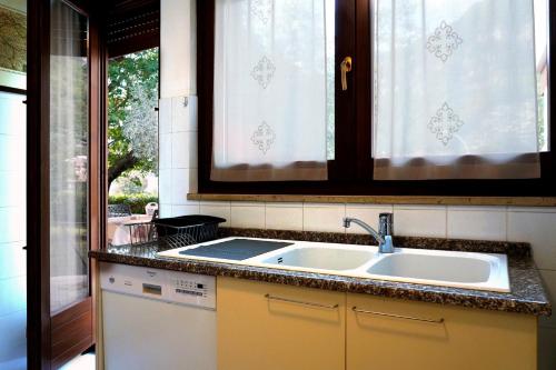 cocina con fregadero y ventana en Bed&Biker en Mori