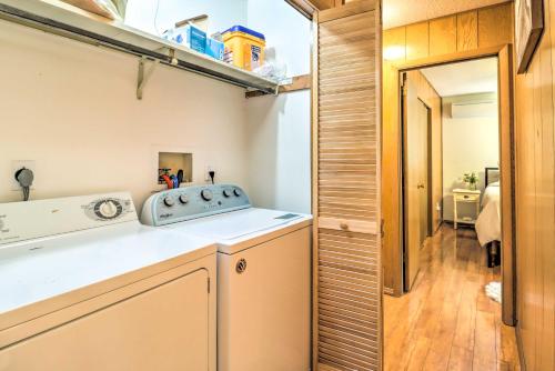 eine Küche mit Spüle und Arbeitsplatte in der Unterkunft Walk to Wolf Run Lake Cottage with Furnished Deck in Albrightsville