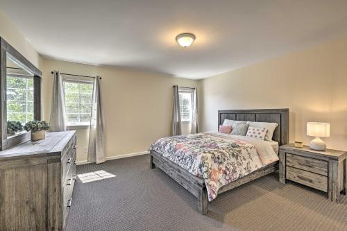 Ένα ή περισσότερα κρεβάτια σε δωμάτιο στο Glen Cove Home Walk to Boardwalk and Dining!